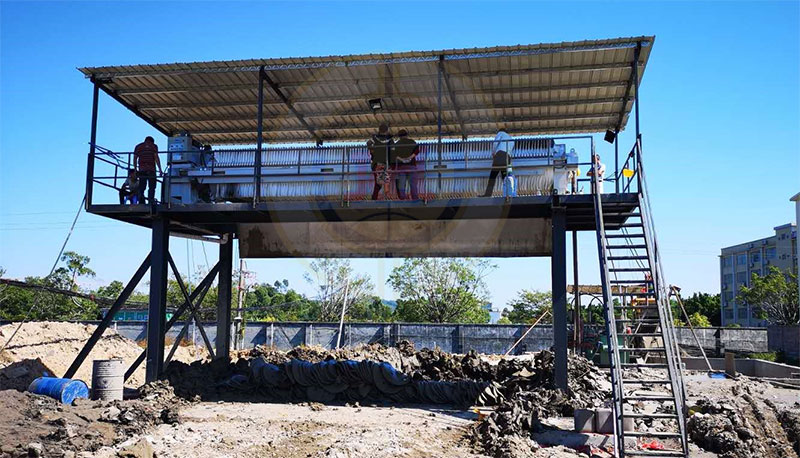 安裝污泥壓濾機后，須首先檢查設(shè)備并進(jìn)行調(diào)試