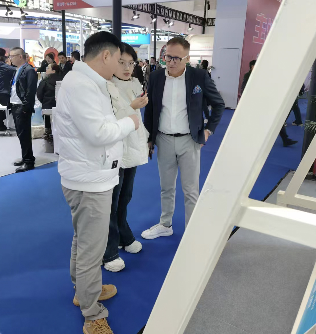 展會現場龐經理與客戶交流